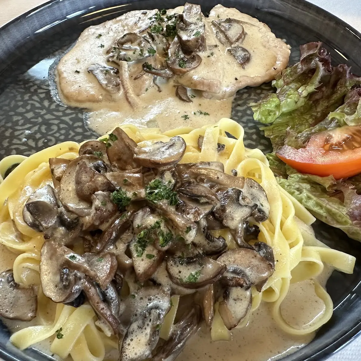 Scaloppina Di Vitello Con Funghi Misti & Tagliatelle E Crema Al Tartufo