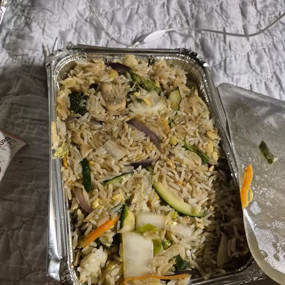Gebratener Eierreis Mit Hühnerfleisch