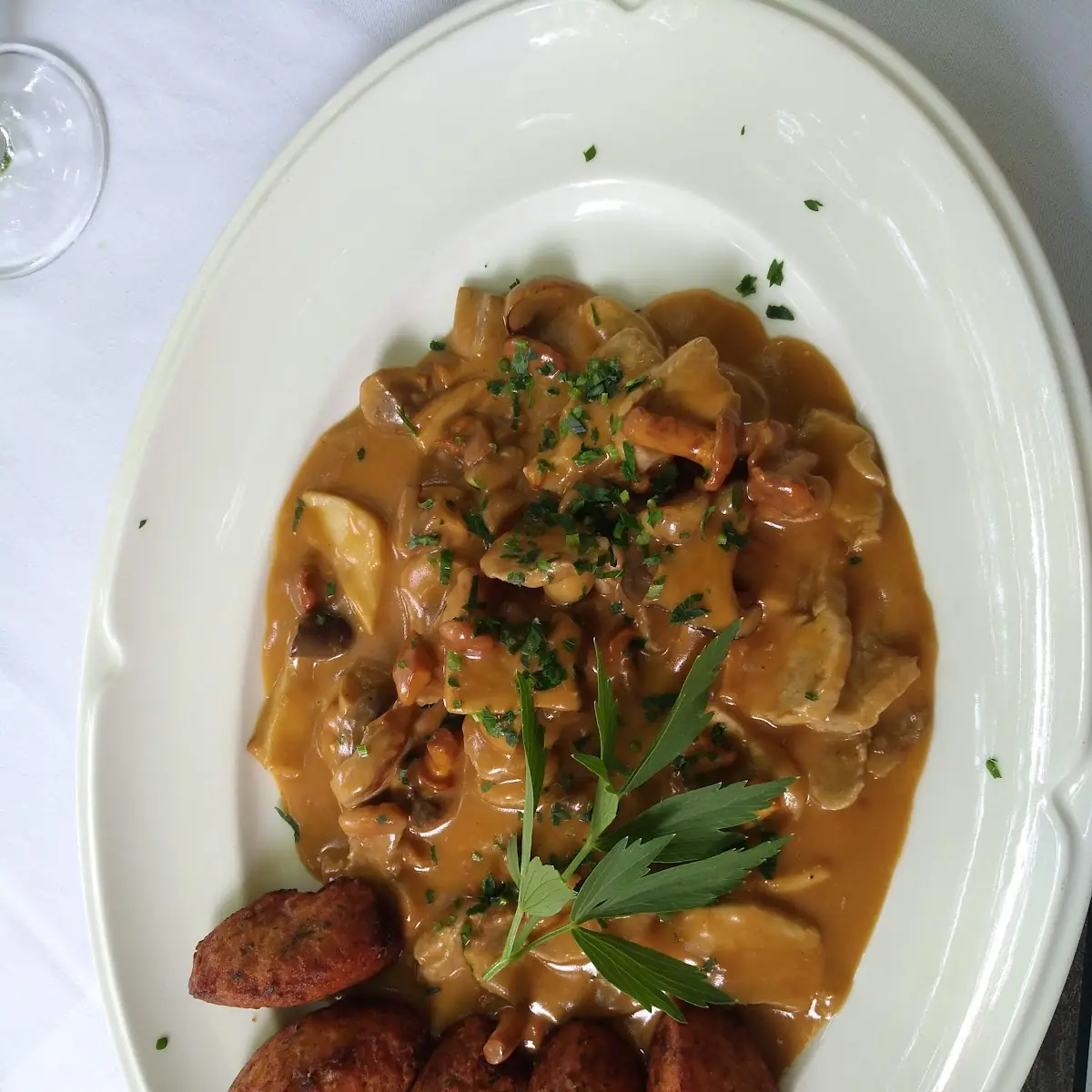 Filetspitzen In Eierschwammerlsauce Und Geb Kräuternockerl
