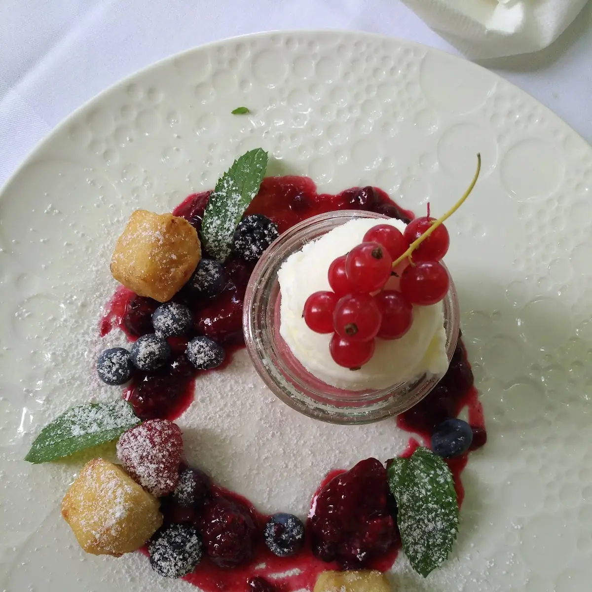 Himbeermousse Mit Zitronensorbet Und Gebackenem Topfen Auf Selbstgemachtem Beerenkompott
