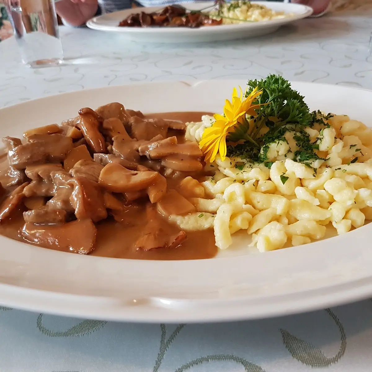 Hirschbraten Mit Steinpilzen Und Flaumigen Nockerl