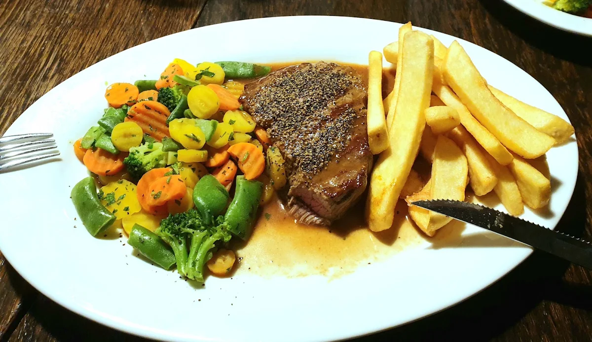 Steak Mit Pommes Und Gemüse