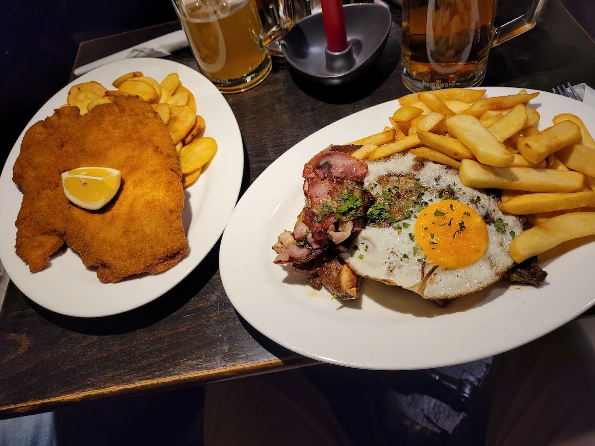 Wiener Schnitzel Gefüllt Mit Schafskäse Knoblauch Und Schinken Kotelett Mit Ei Und Bacon