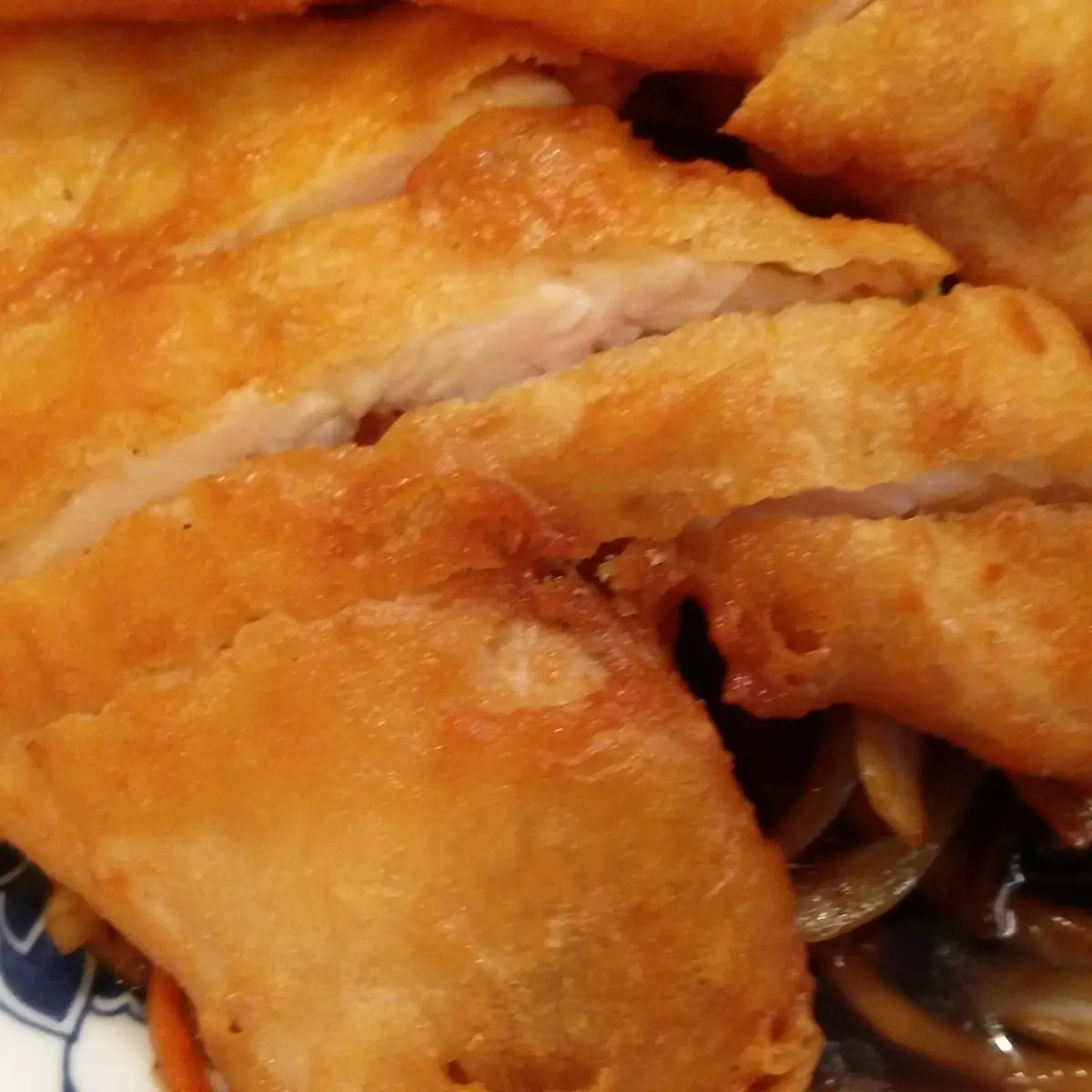 Hühnchen Im Teigmantel Mit Gemüse Scharfe Sauce