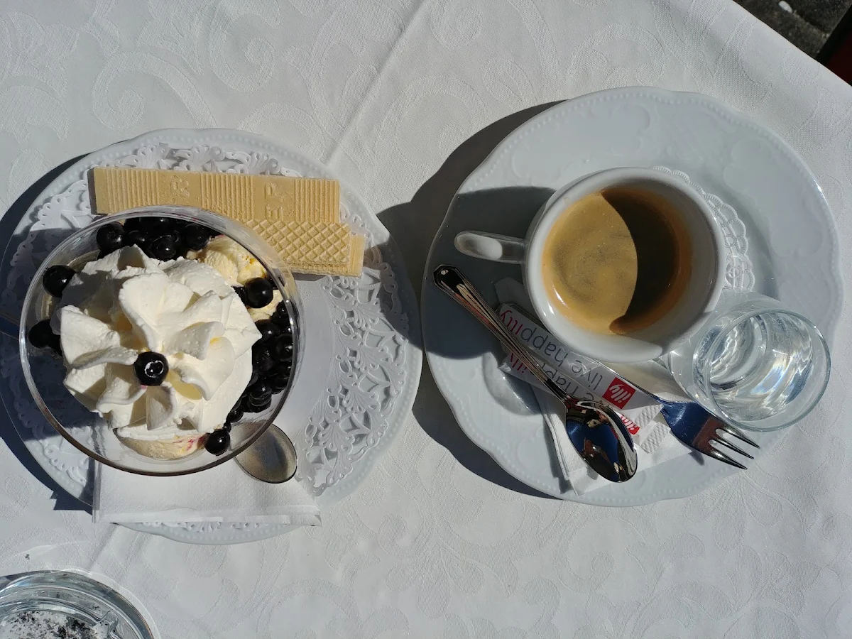 Cafe Mit Eis Und Heidelbeeren