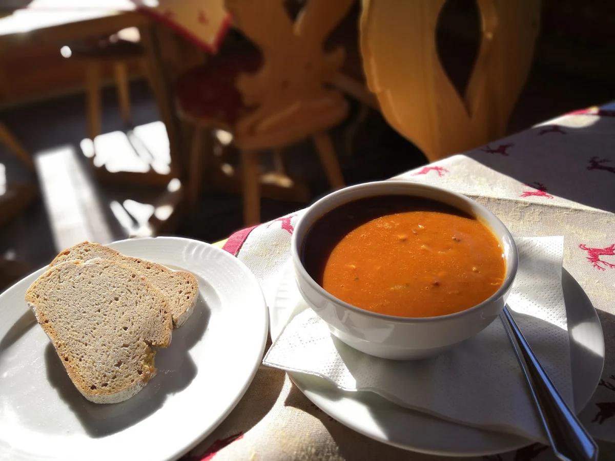 Gulaschsuppe Mit Hausbrot