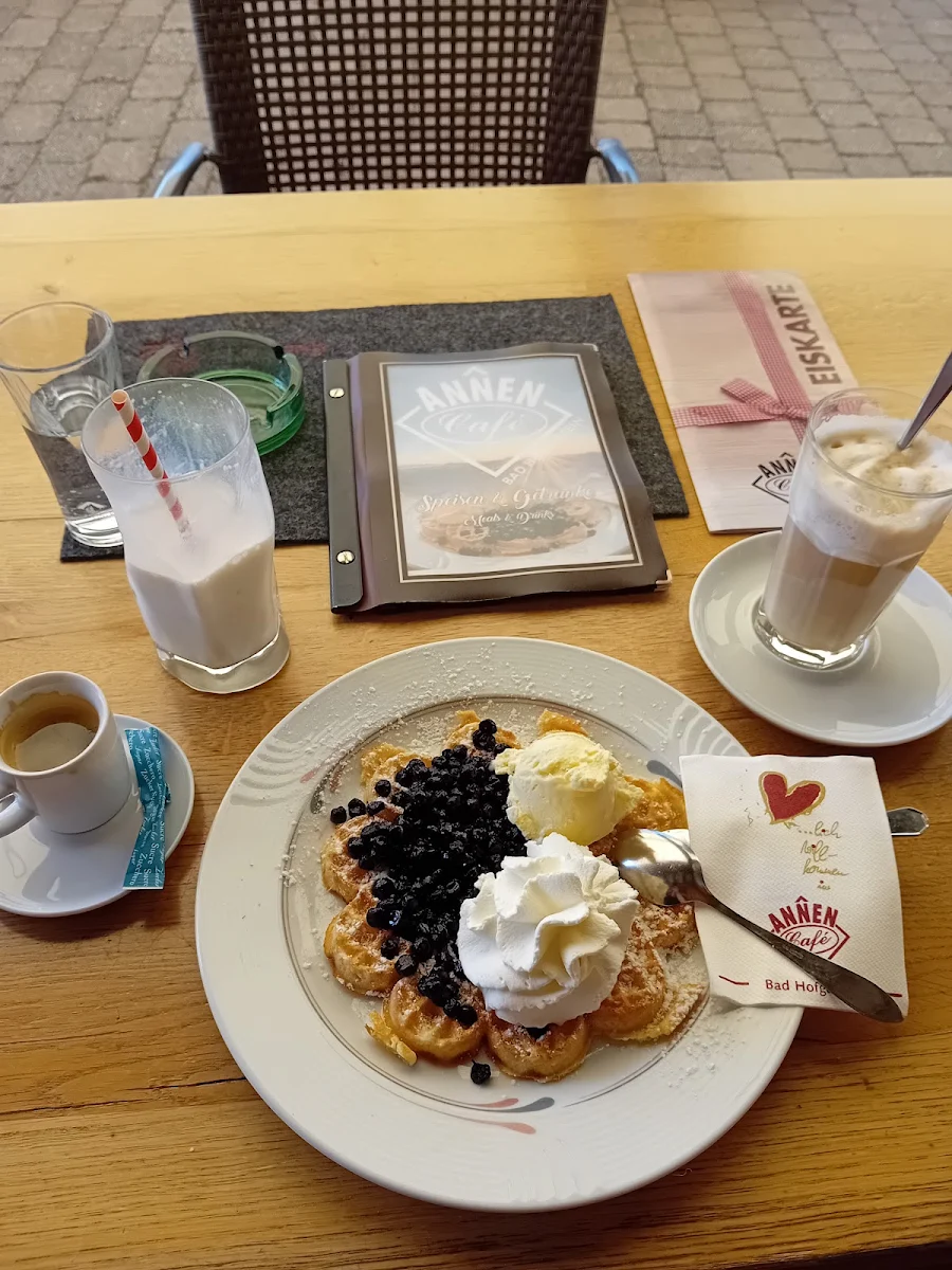 Hausgemachte Waffel Mit Johannisbeeren Und Vanilleeis