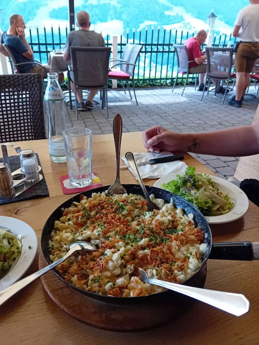 Kasnocken Mit Salat