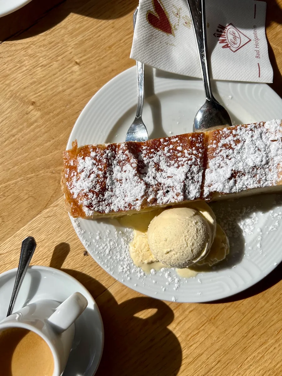 Topfenstrudel Mit Vanilleeis