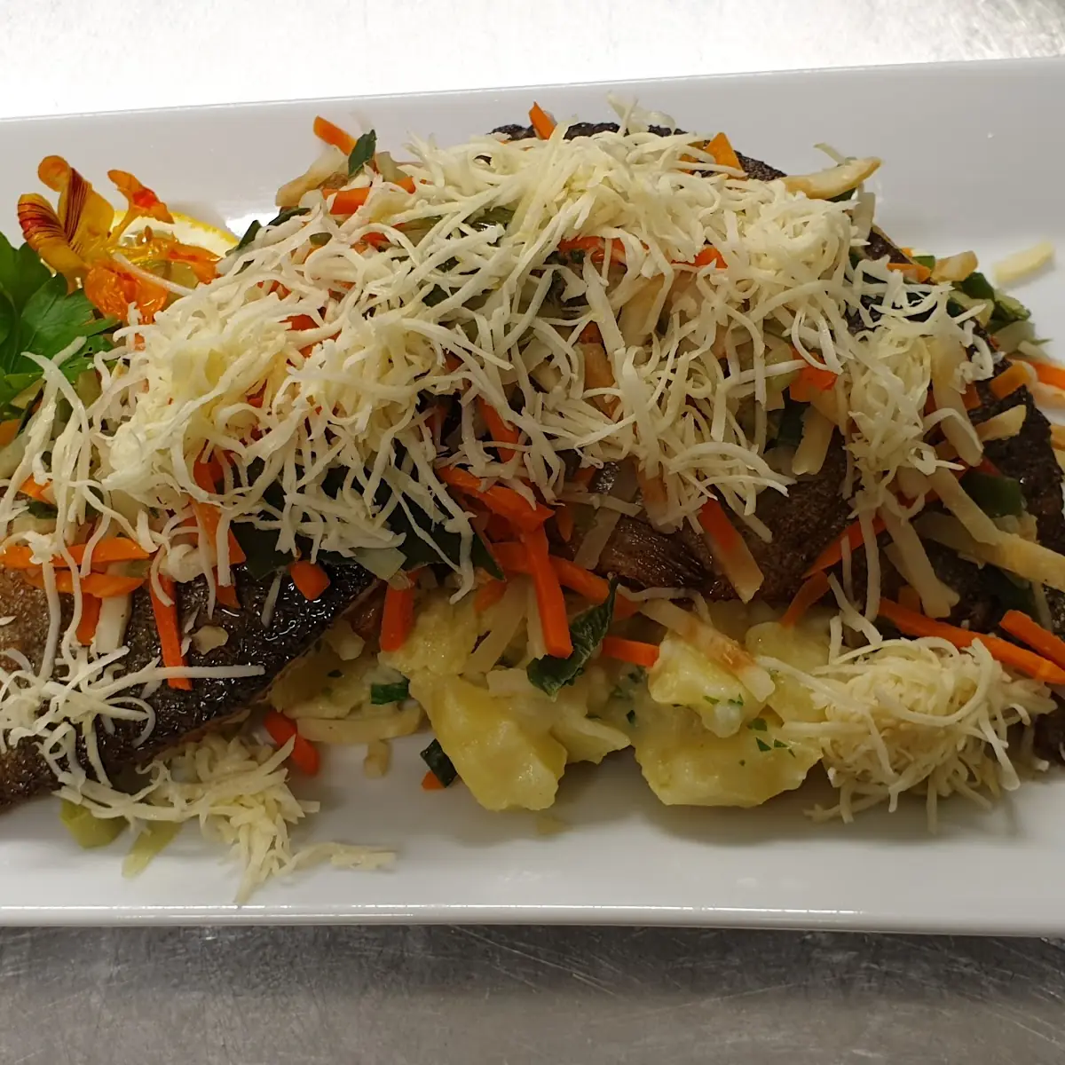 Forellenfilet Steirische Art Mit Rahmkartoffeln Gemüse Und Kren