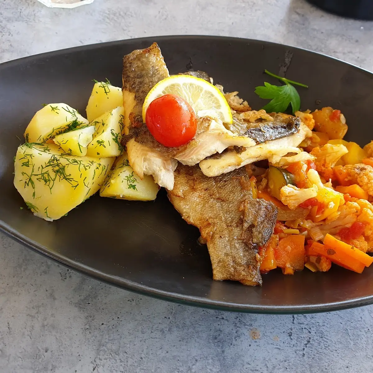 Gegrilltes Forellenfilet Mit Dillkartoffeln Und Gemüse