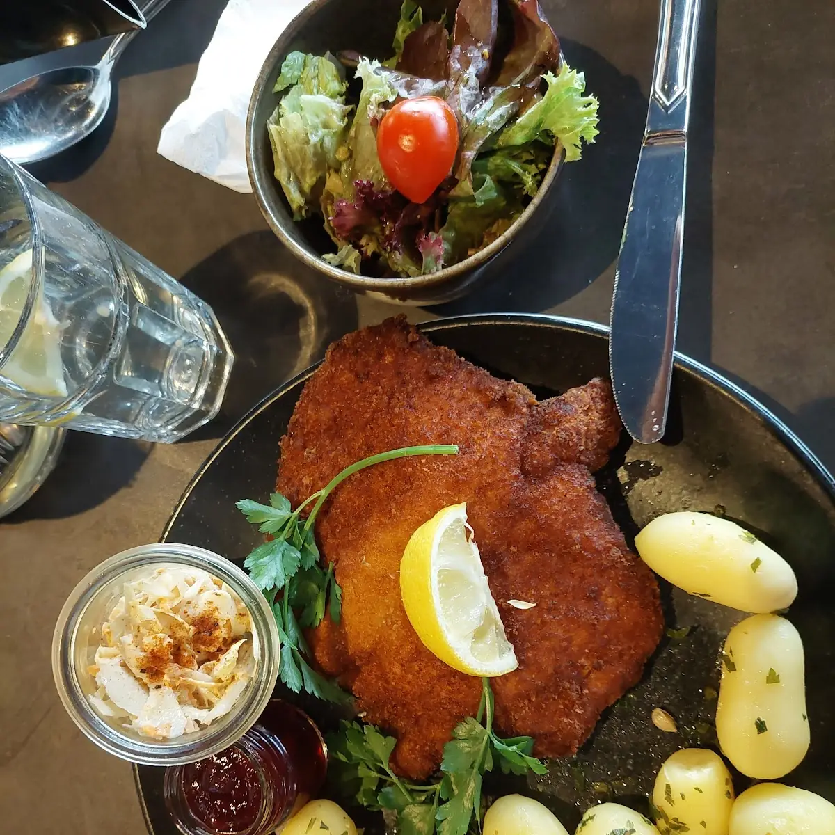 Schnitzel Wiener Art Mit Petersilkartoffeln Und Salat