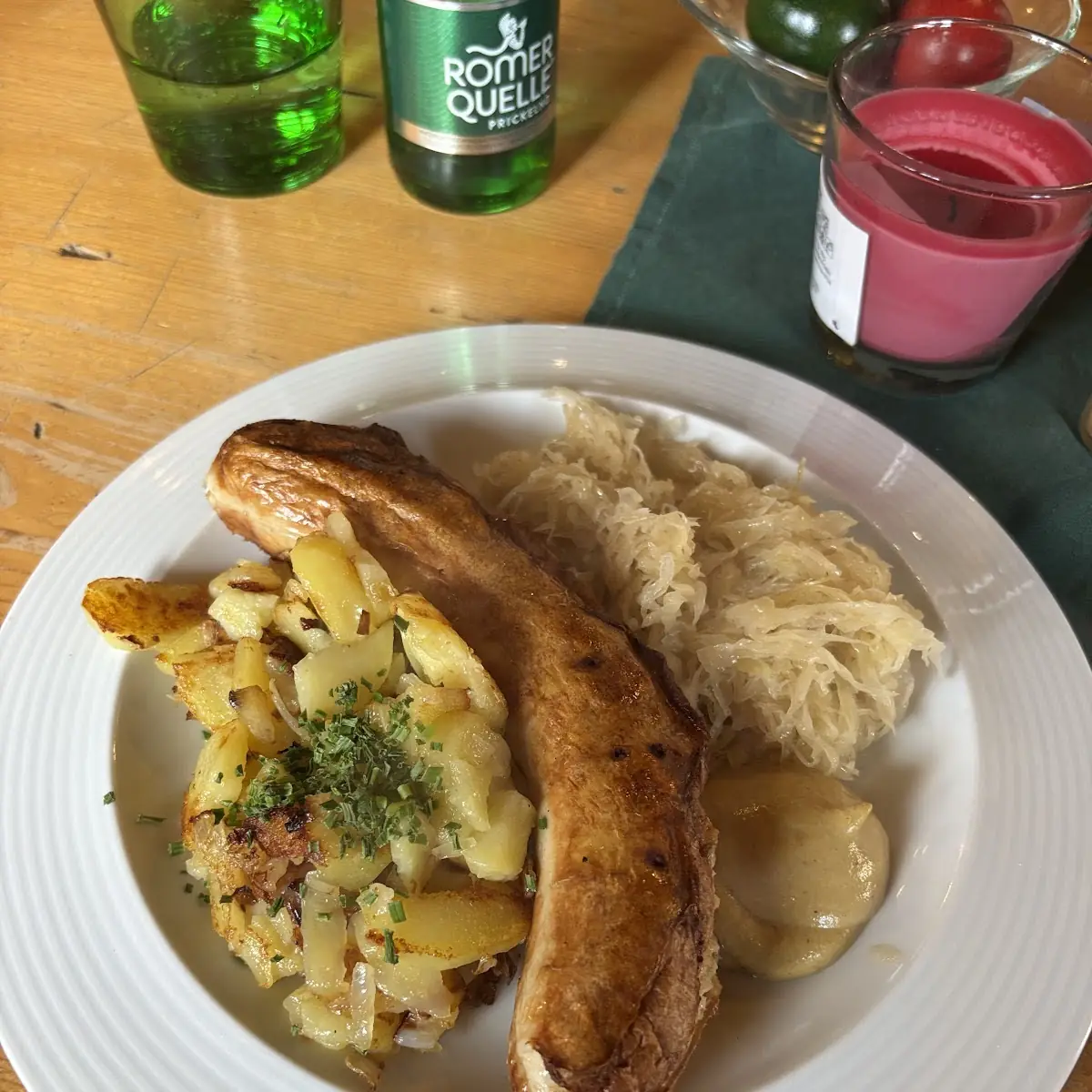 Bratwurst Mit Bratkartoffeln Und Dauerkraut