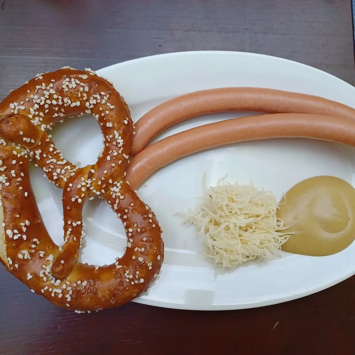 Frankfurter Würstchen Mit Brezel