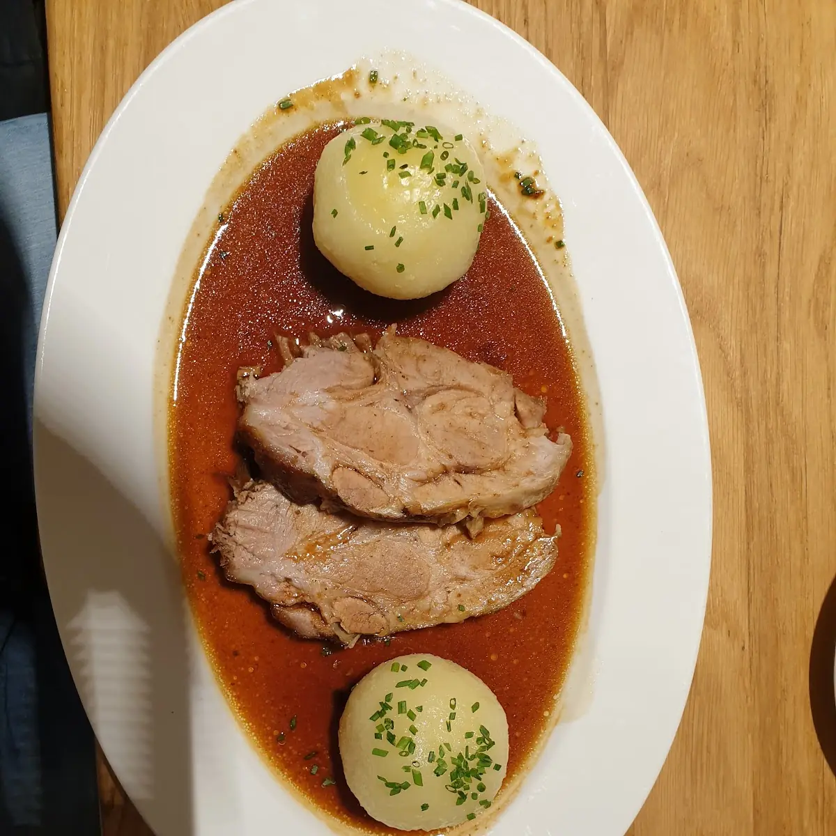 Schweinebraten Mit Bayerischem Kraut Und Knödeln