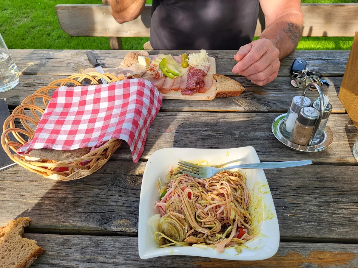Saurer Wurstsalat