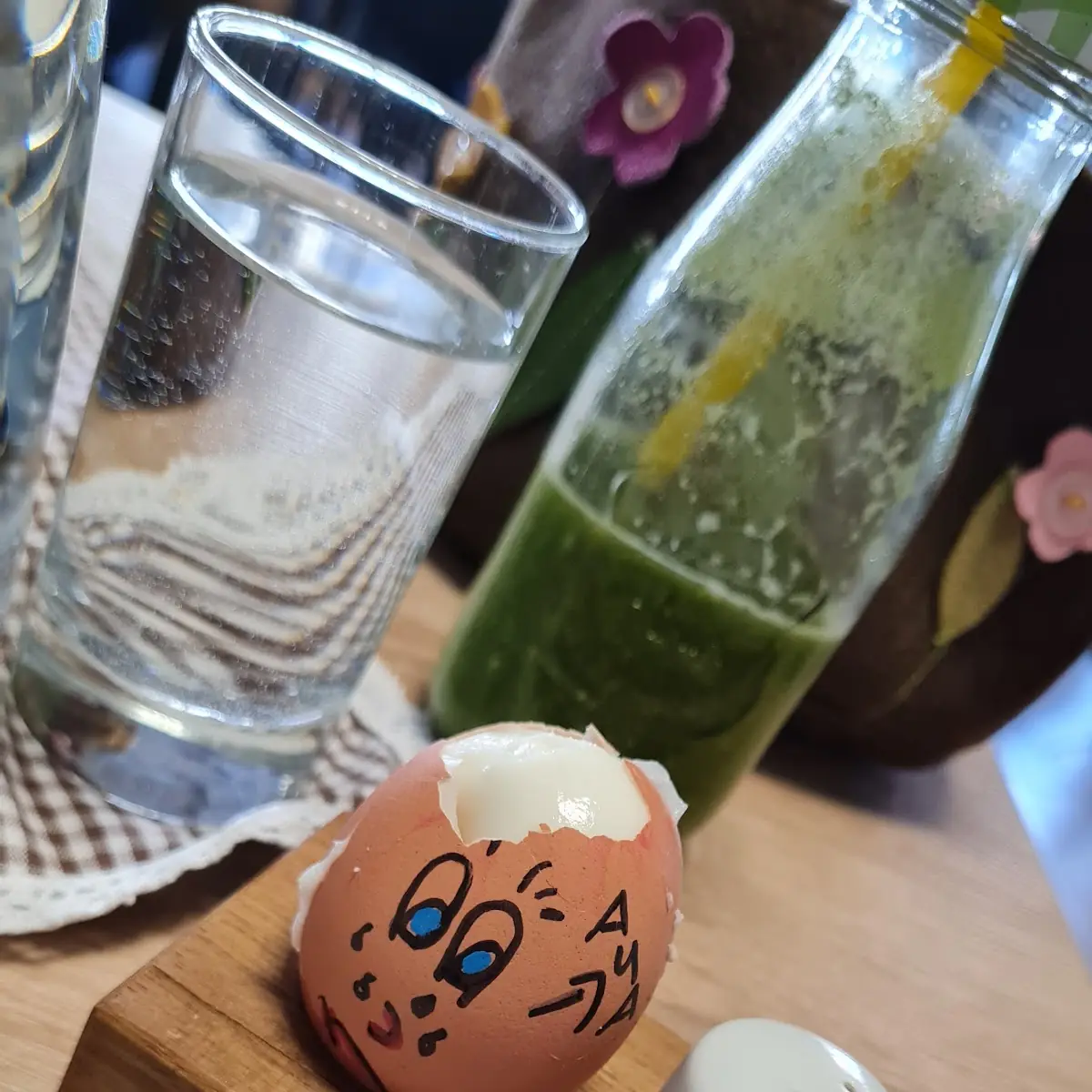 Links Brot Mit Eierspeise Pesto Gemüse Rechts Frühstück Rustikal Mit Gebäck