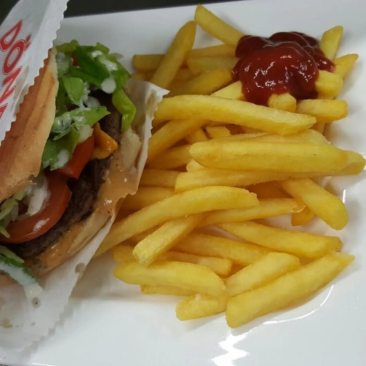 XXL Cheeseburger Mit Pommes Frites