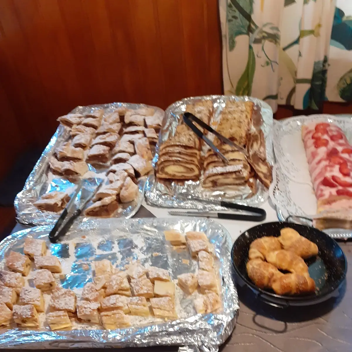Kuchenbuffet Spende Von Glücklichen Stammgästen Zum 50iger Vom Chef