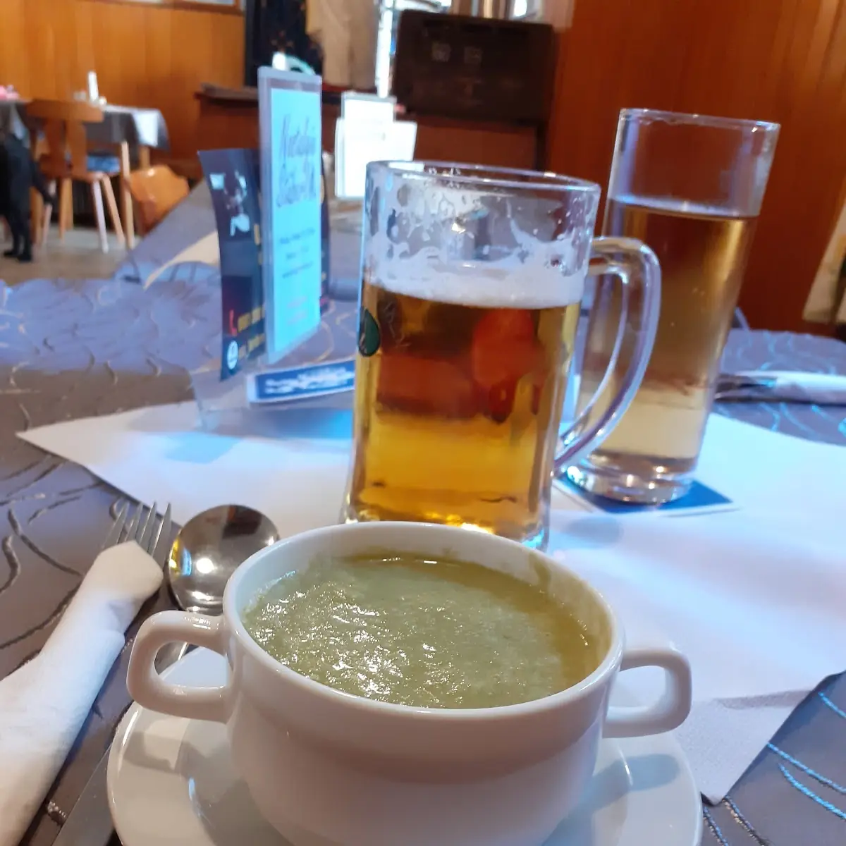 Petersilcremesuppe Und Krautroulade Mit Püree Und Salat