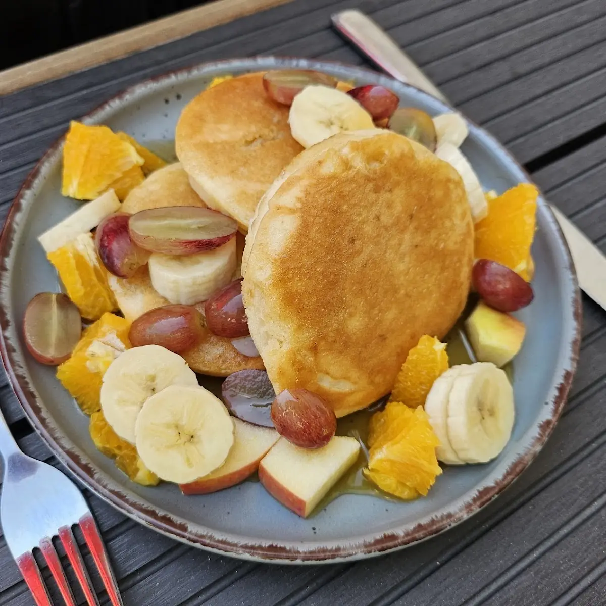 Pancakes Mit Ahornsirup Und Frischen Früchten