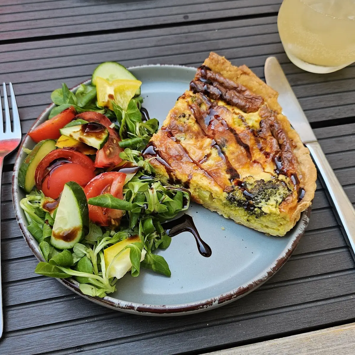 Quiche Mit Brokkoli Und Käse, Four Beans Café 1020 - Speciality Coffee | Matcha