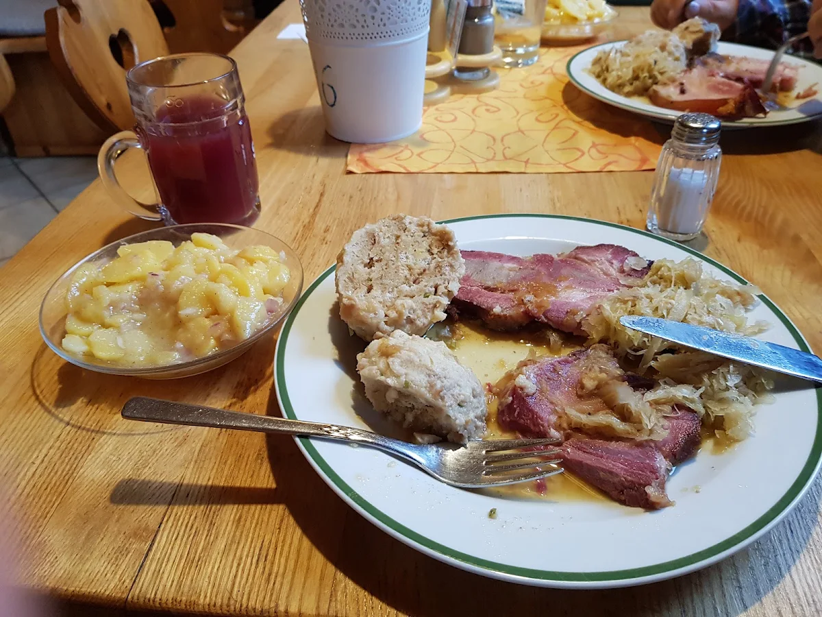Surbraten Mit Sauerkraut Und Knödel