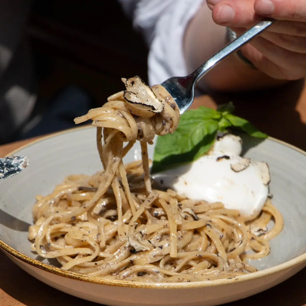 Linguine Al Tartufo Nero Con Burrata
