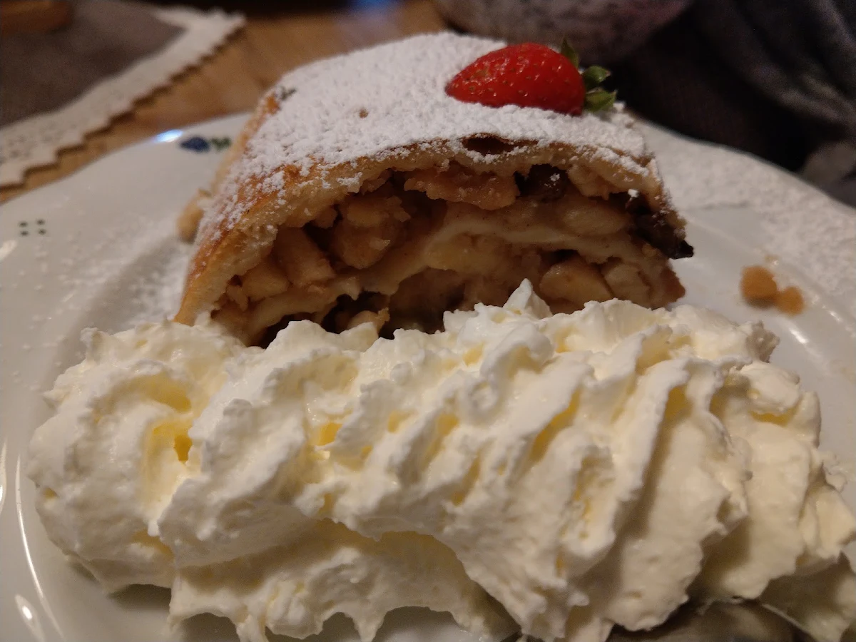 Apfelstrudel Mit Sahne