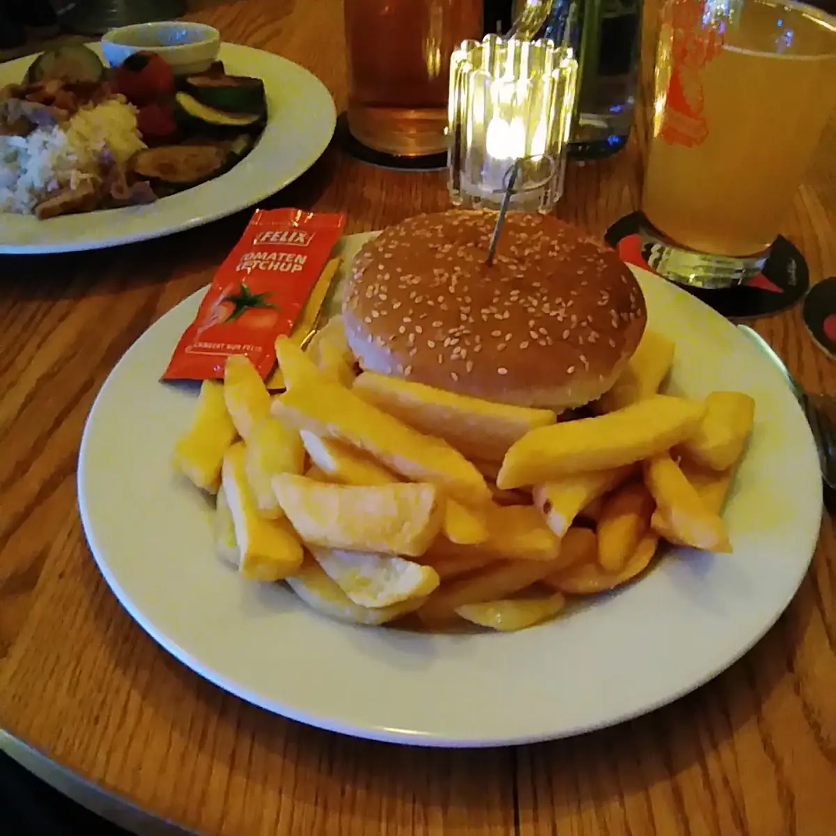 Burger Mit Pommes Frites