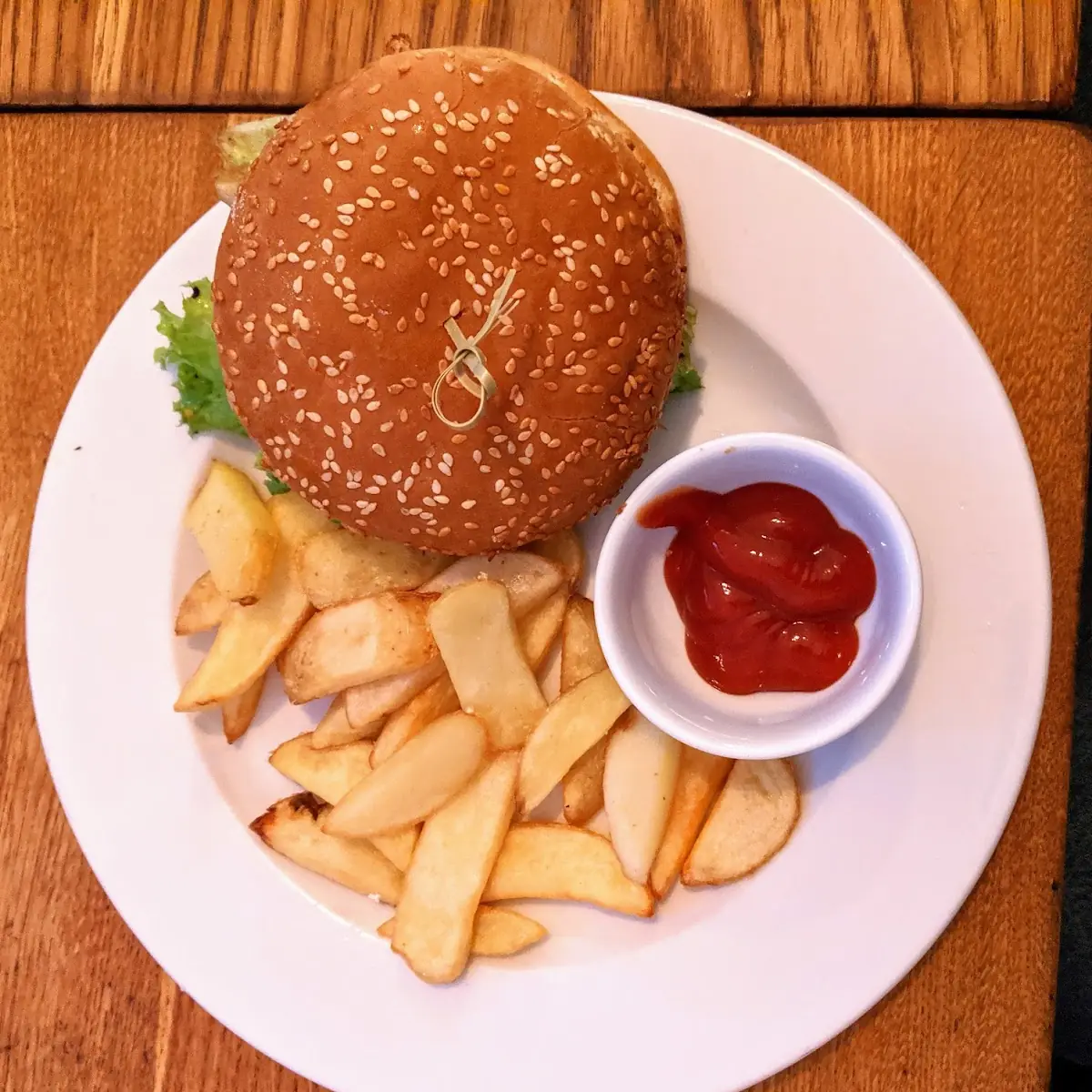 Cheeseburger Mit Pommes
