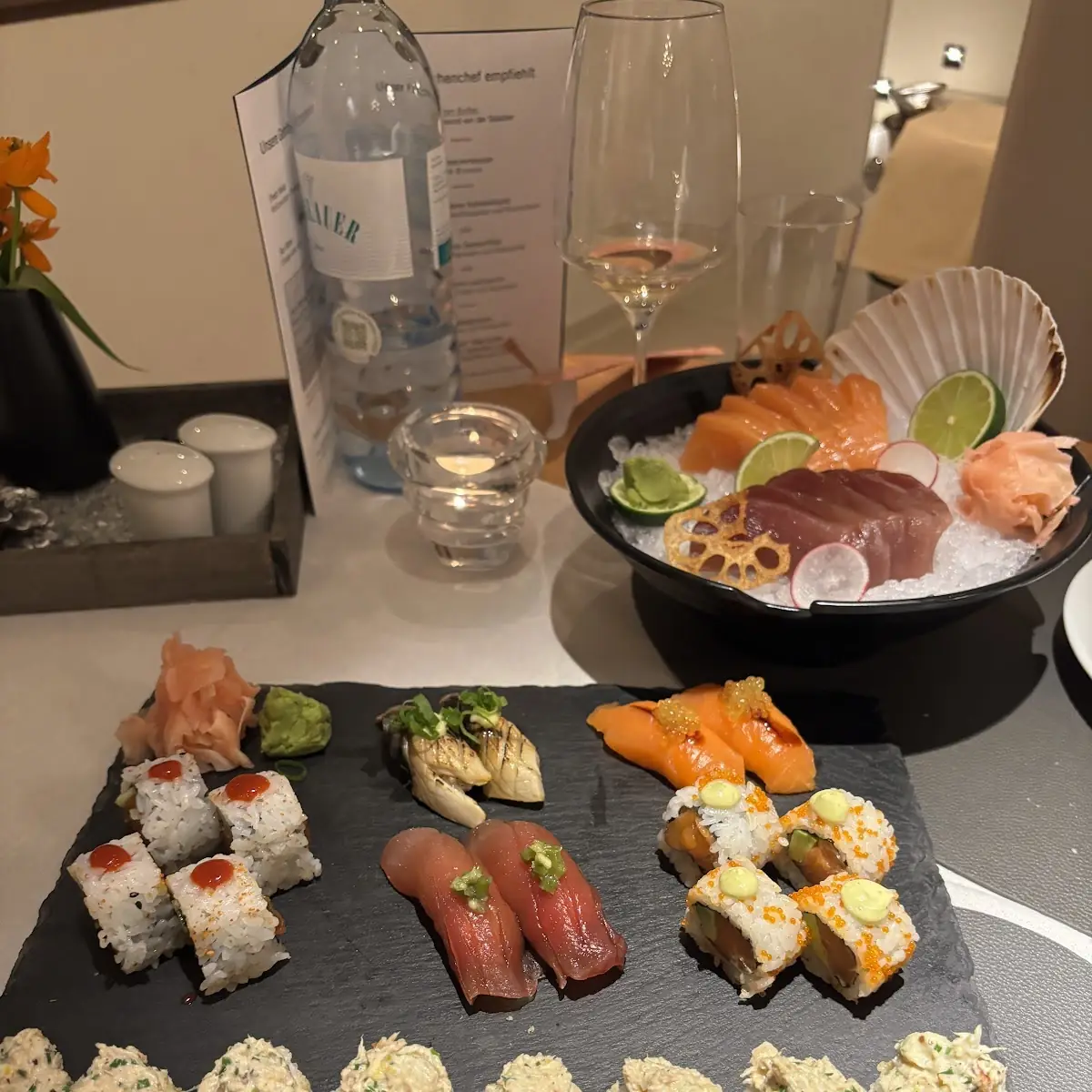Sushiset Für Zwei Personen Om Hintergrund Yellowfish Und Lachs Sashimi