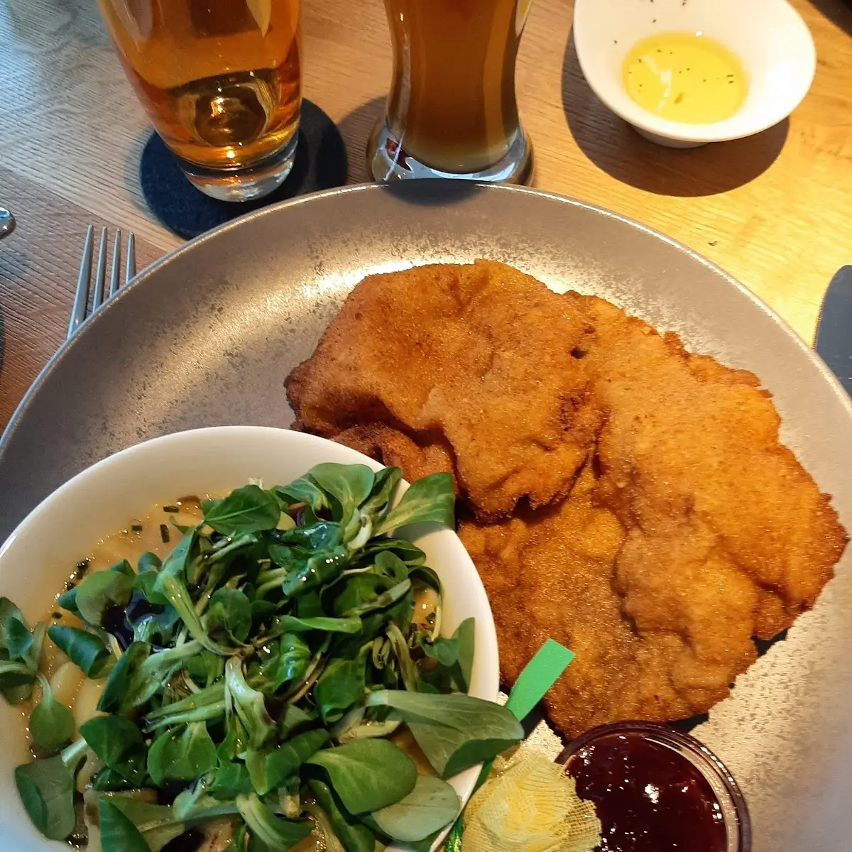 Wiener Schnitzel Mit Kartoffelsalat Und Preiselbeeren