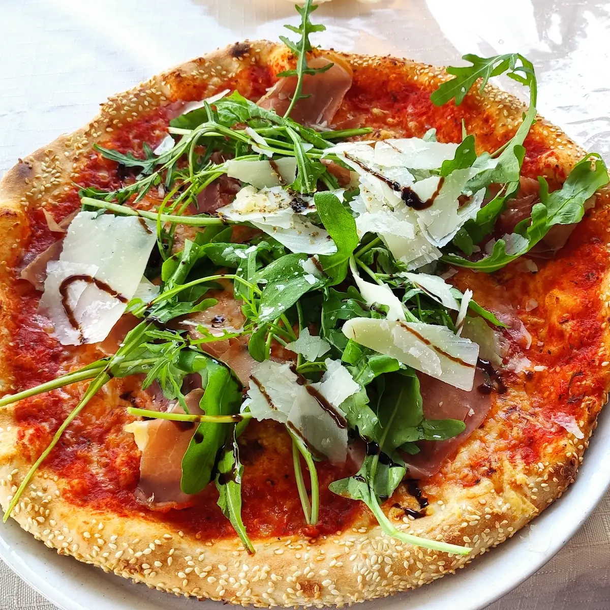 Pizza Prosciutto Mit Sesamrand