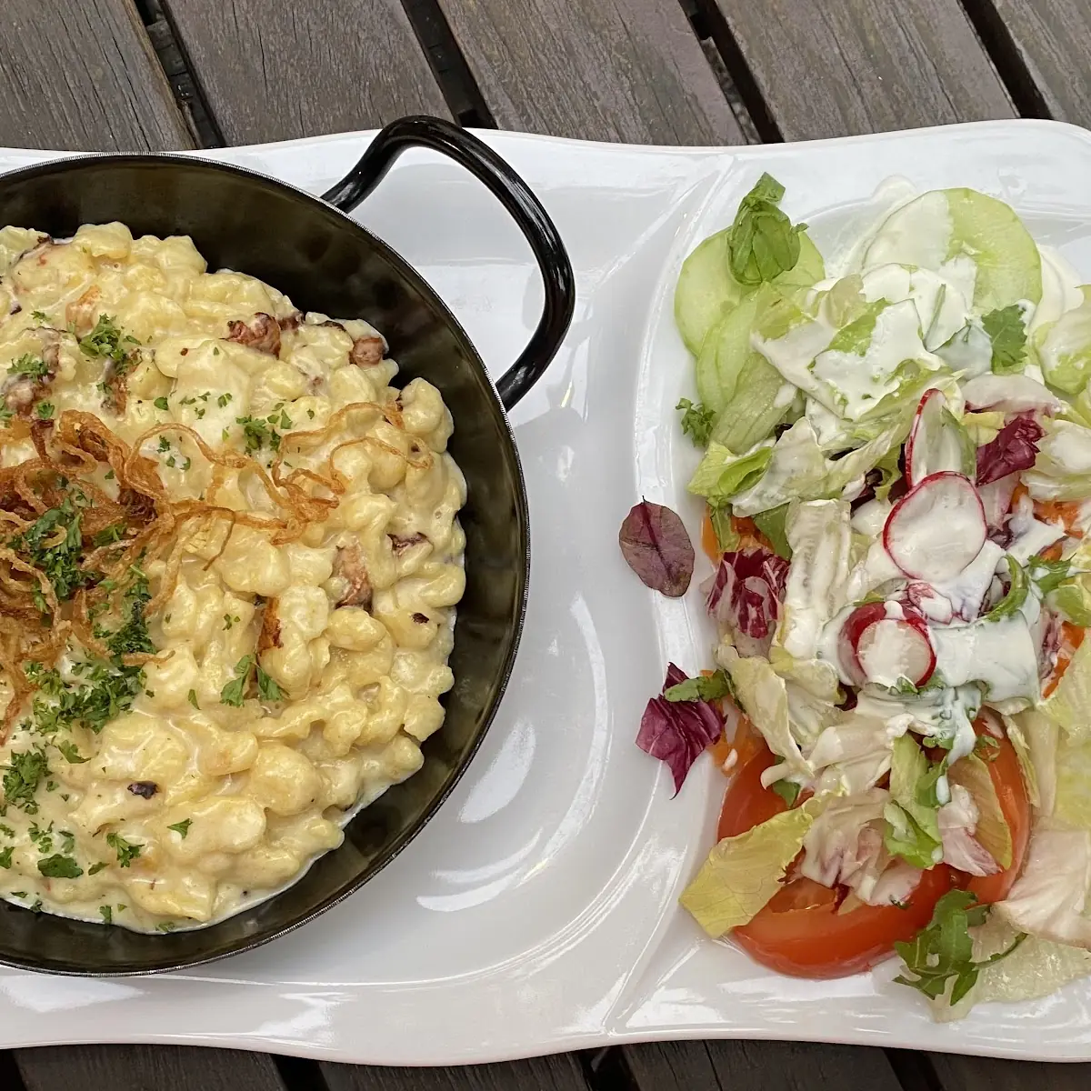 Kasnocken Mit Gemischten Salat