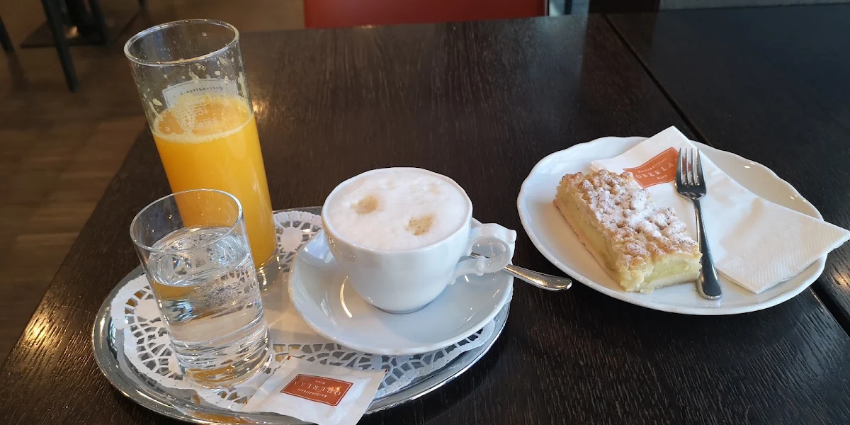 Apfelkuchen Melange Und Orangensaft