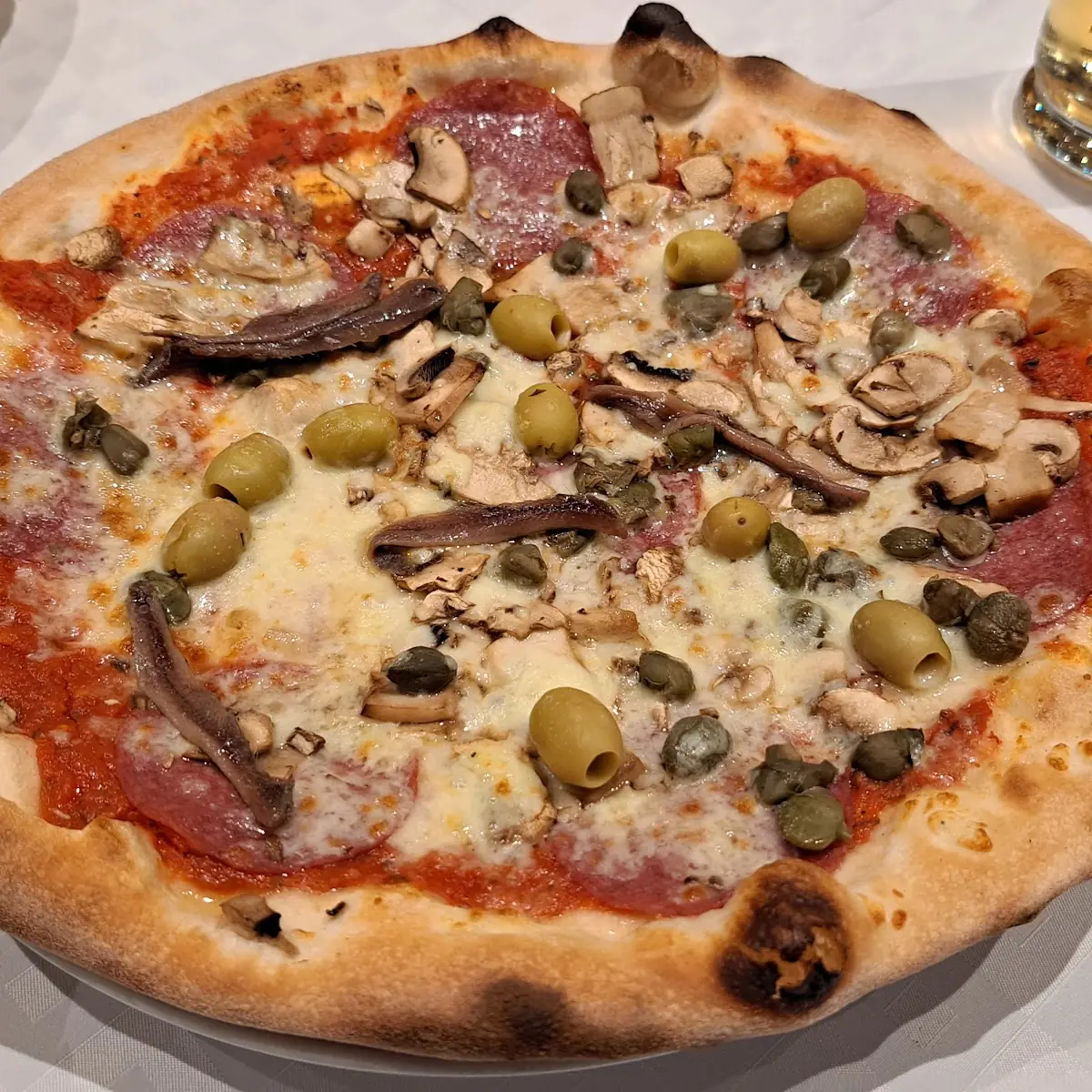 Pizza Mit Salami Und Sardellen