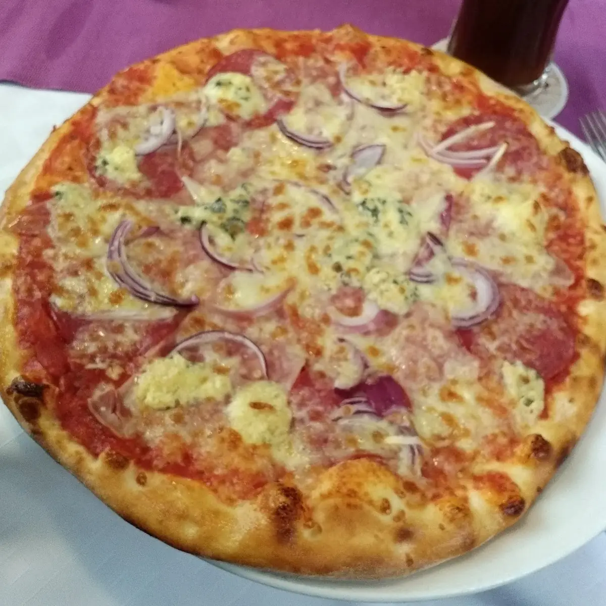 Pizza Mit Salamis Zwiebeln Und Gorgonzola