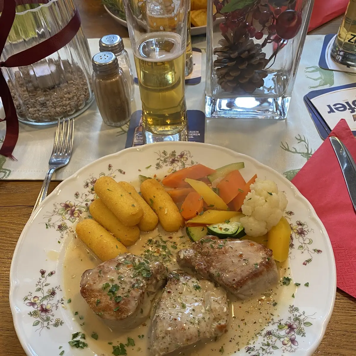 Schweinsmedallions Mit Kroketten Und Gemüse