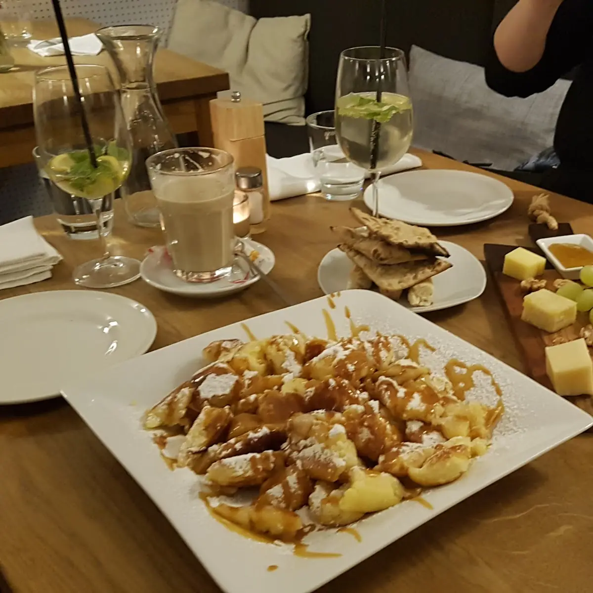 Kaiserschmarrn Und Käseplatte