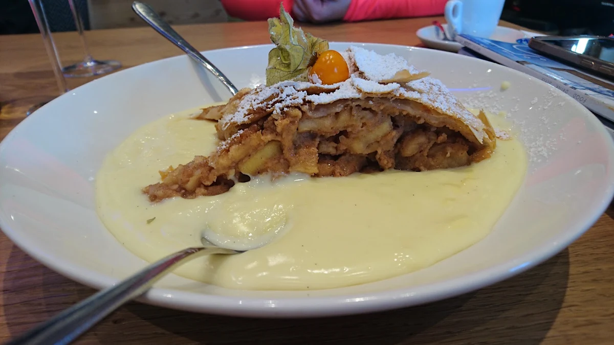 Apple Strüdel And Vanilla Sauce