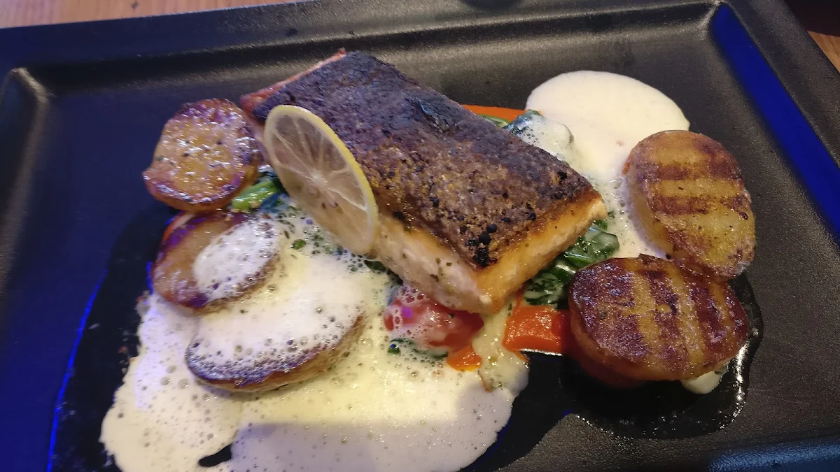 Lachsfilet Gegrillt An Safranschaum