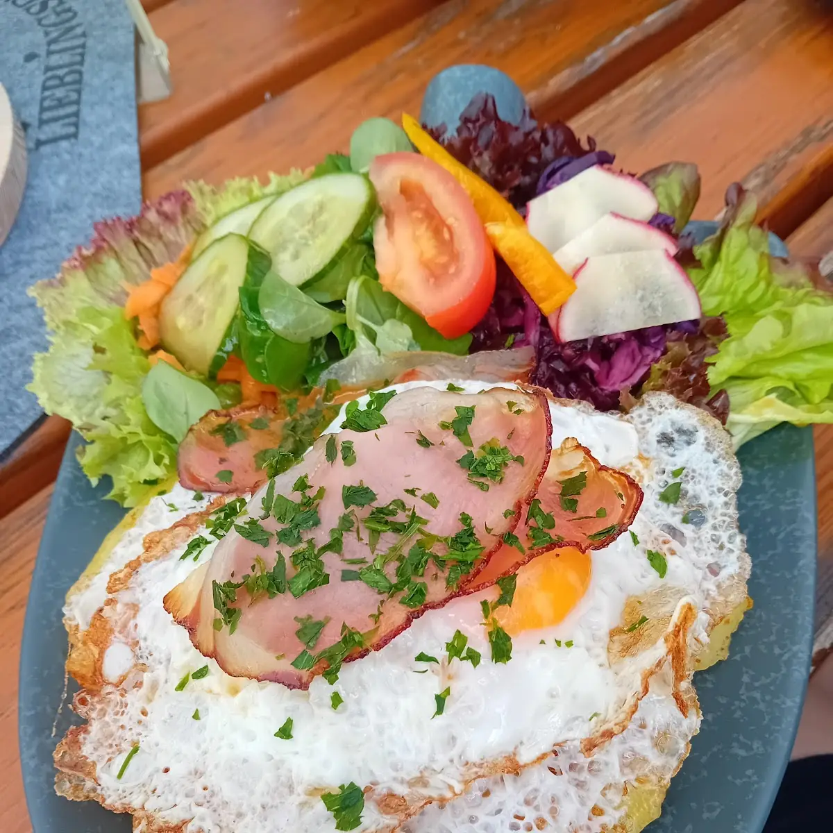 Bauernsalat Mit Kartoffel Und Spiegelei