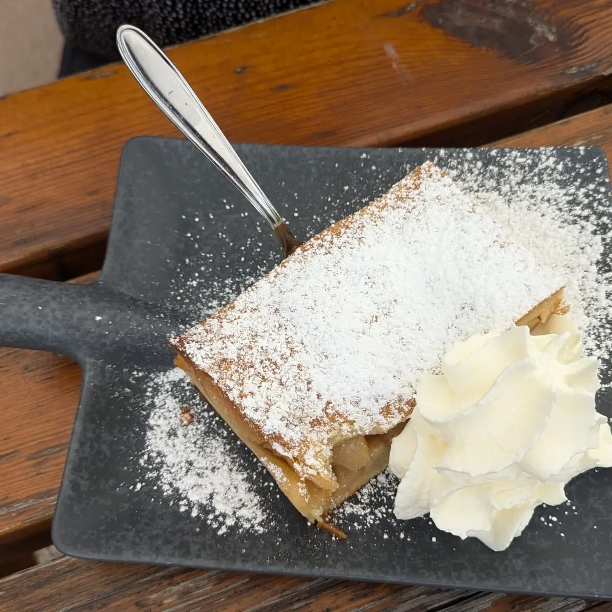 Gedeckter Apfelkuchen Mit Sahne Warm