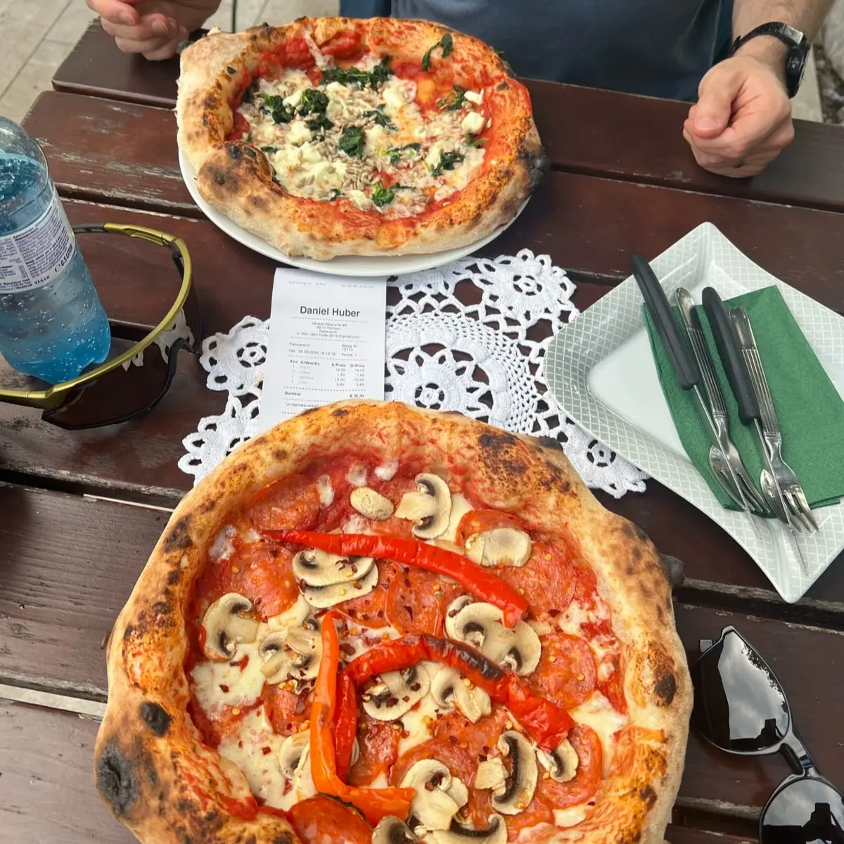 Pizza Mit Schinken Und Pilzen