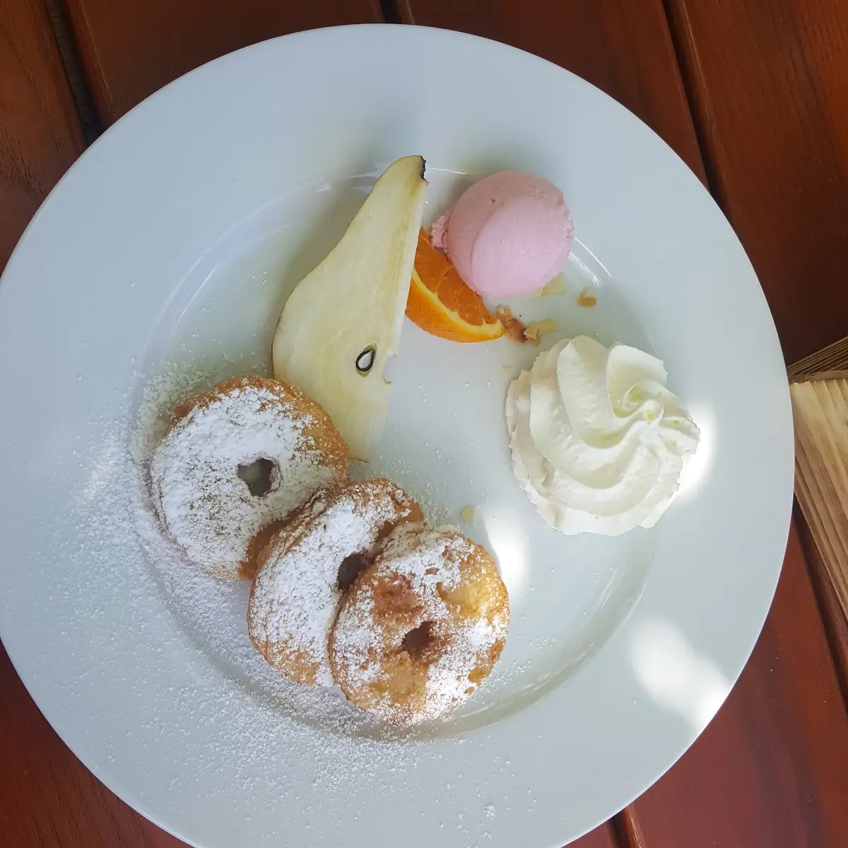 Apfelradl Mit Eis Und Schlagobers
