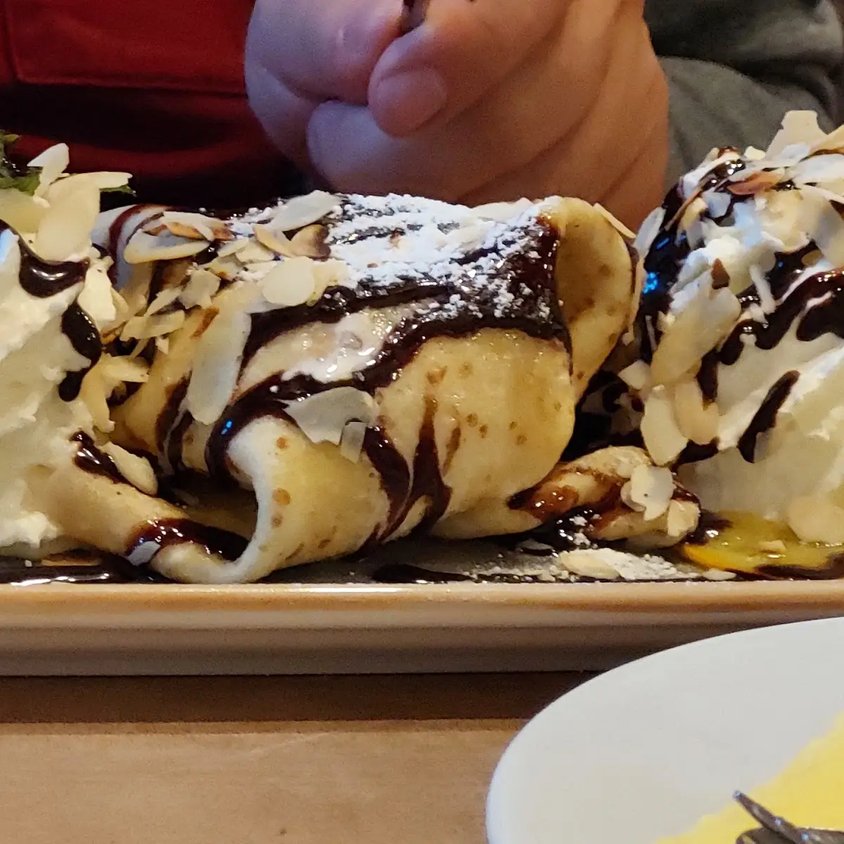 Eispalatschinken Mit Schokosauce Und Schlagobers