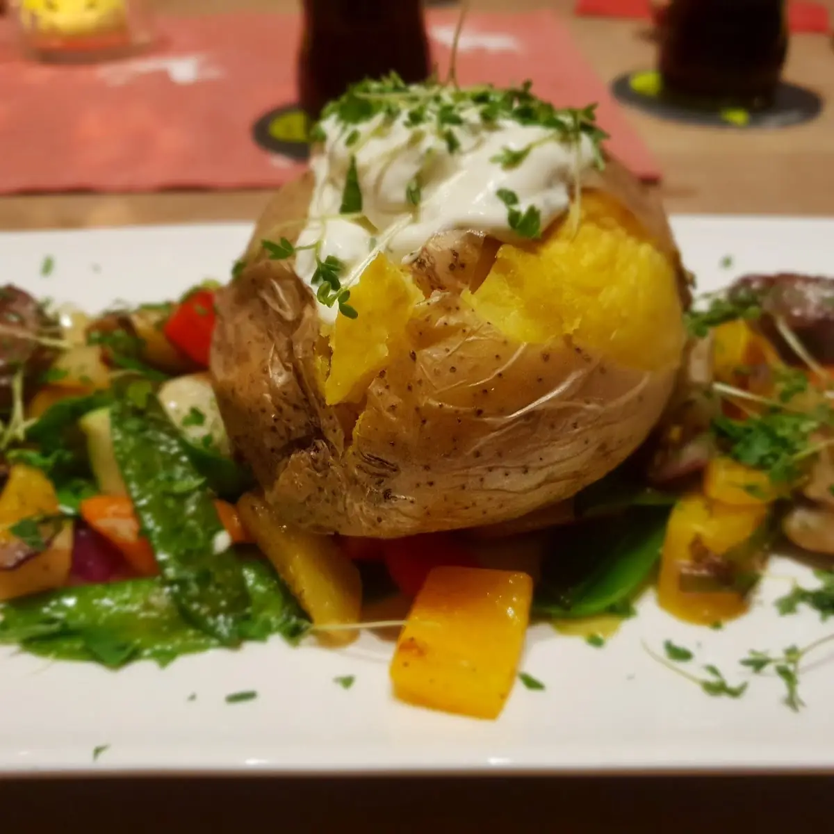 Ofenkartoffel Mit Knackigem Gemüse Und Kräutersauce