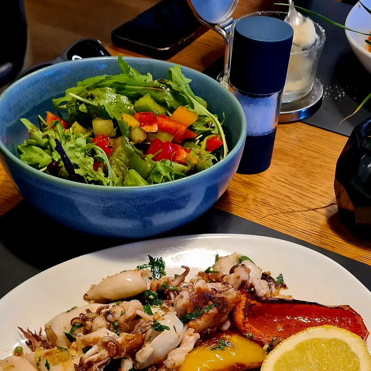 Gegrillte Calamari Mit Grillgemüse Und Salat