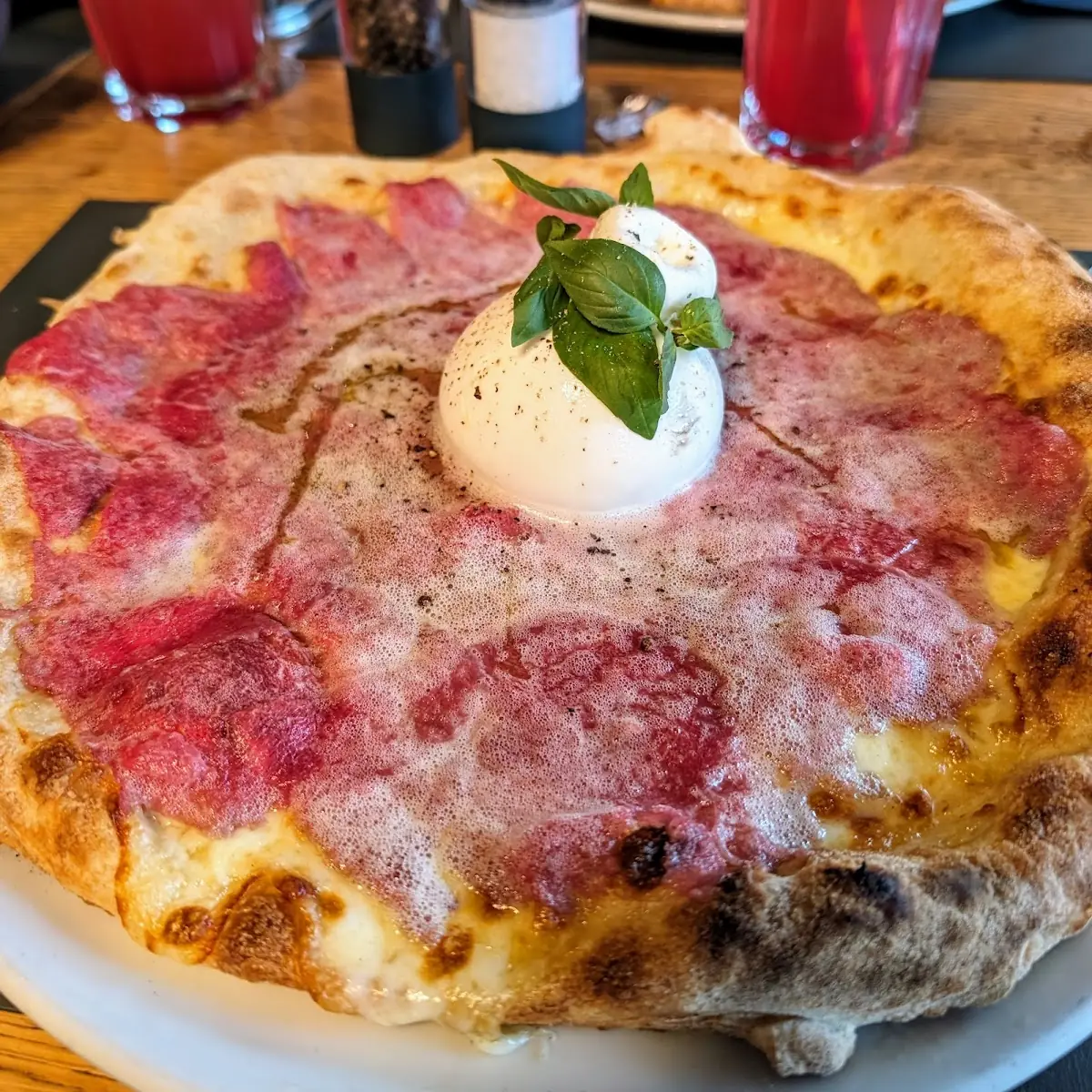 Pizza Bianco Mit Rind Burrata Und Trüffelöl